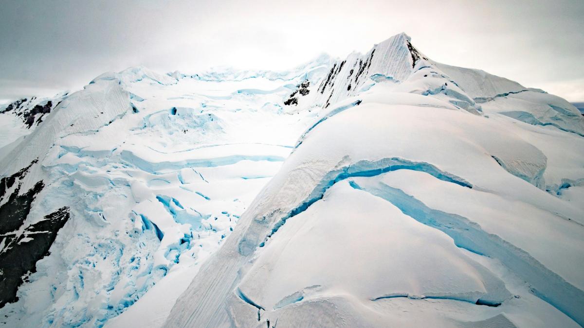 Una mujer fallece ahogada tras caer en una zona de nieve abundante