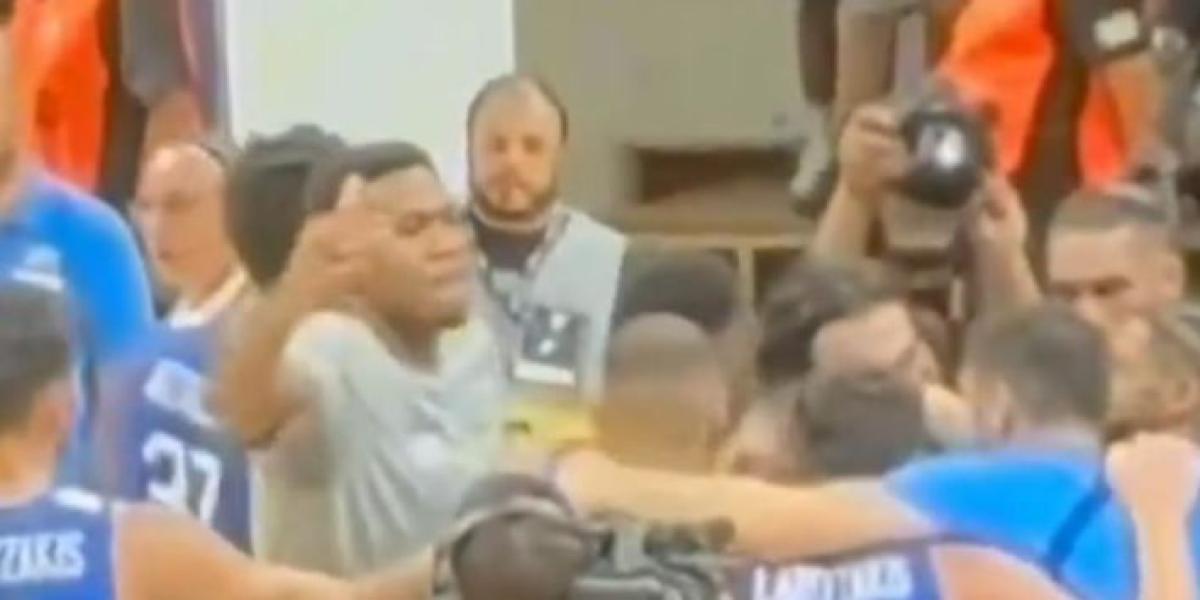 ¡Ni a su peor enemigo! La colleja de Antetokounmpo a un compañero de la que todo el mundo habla