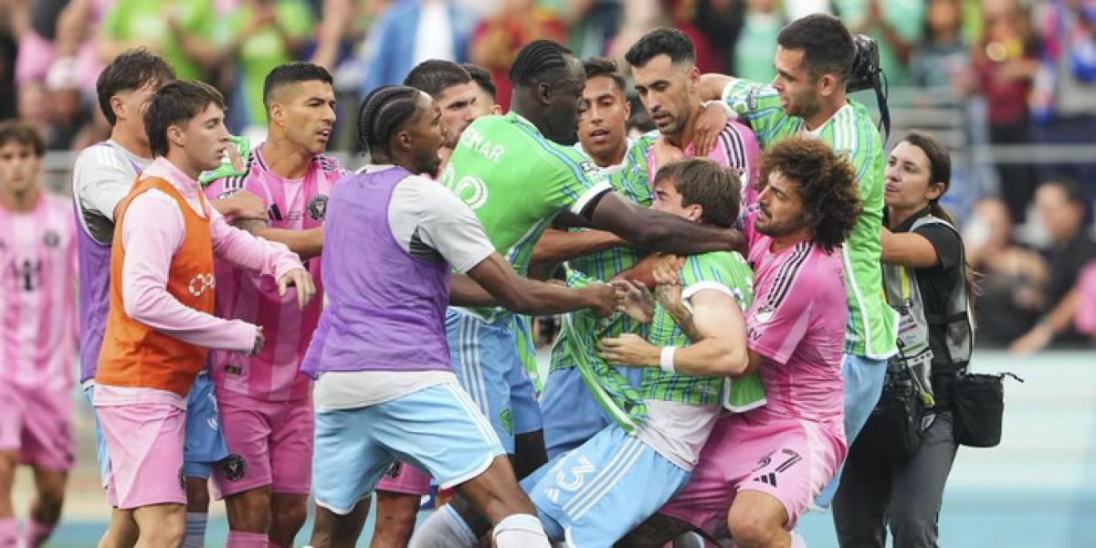 ¡Luis Suárez escupe a un miembro del cuerpo técnico de Seattle en una tangana final!