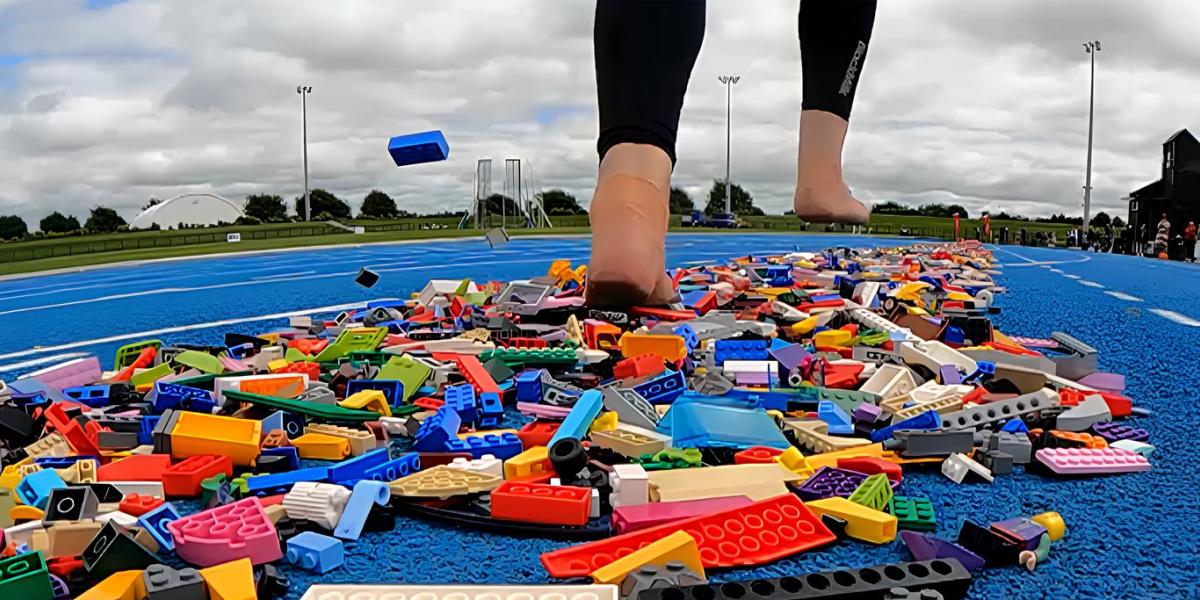 El récord Guinness más random: 100 m descalzos corriendo por piezas de LEGO,¿Podrías superarlo?