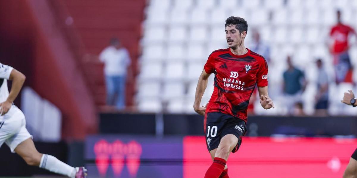Carlos Fernández mantiene su racha con el Mirandés y suma su tercer gol