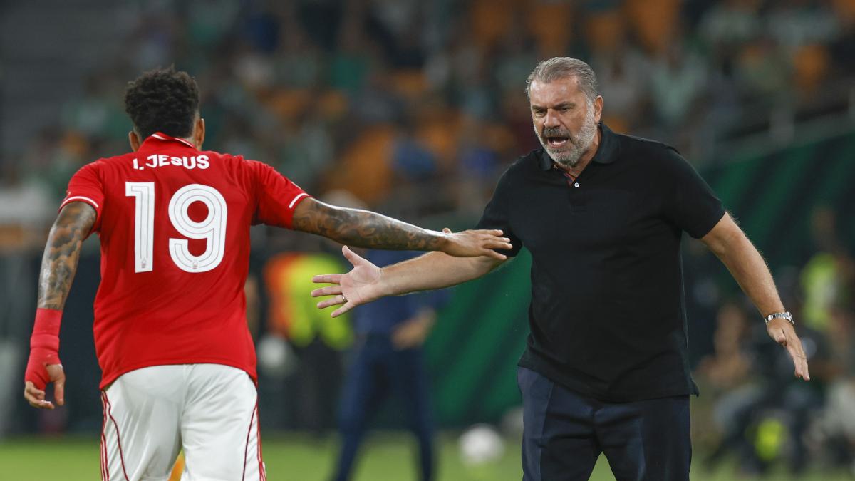 Postecoglou se defiende de las críticas: Si me das tiempo te ganaré títulos