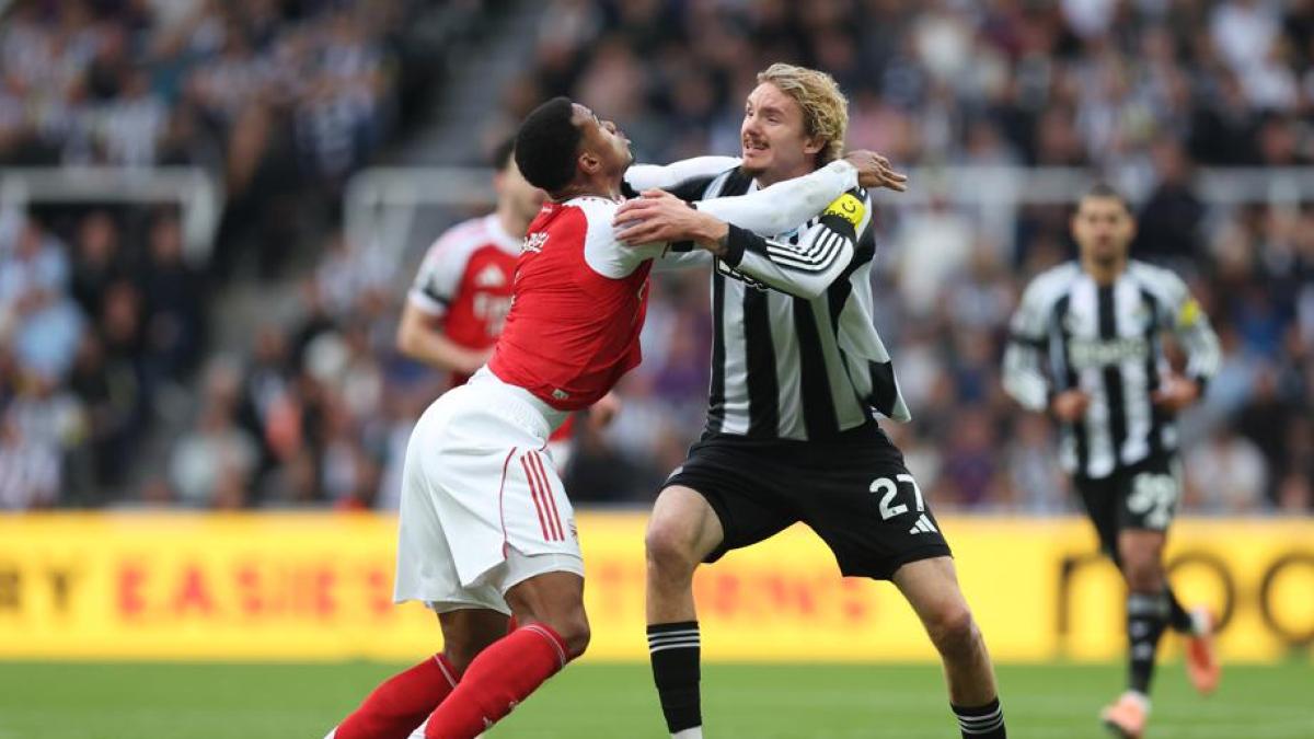 La locura de Gabriel: torta a Woltemade, sale impune de una mano en el área y gol en el añadido