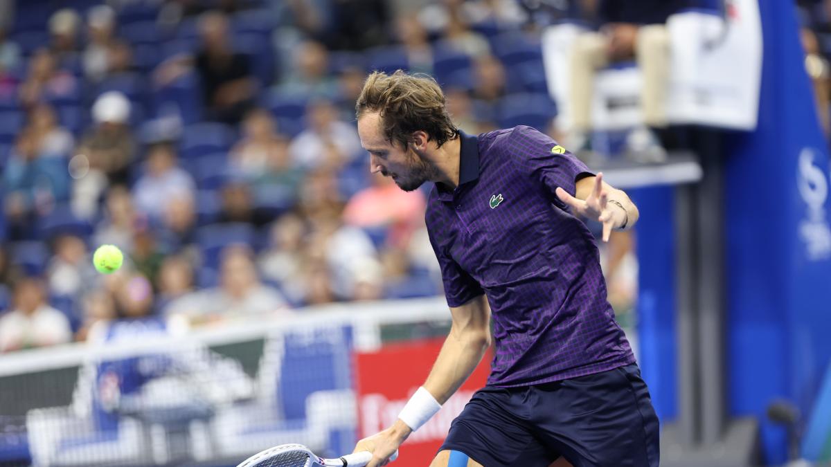 Medvedev acaba con Zverev y se mete en las semifinales del Abierto de China