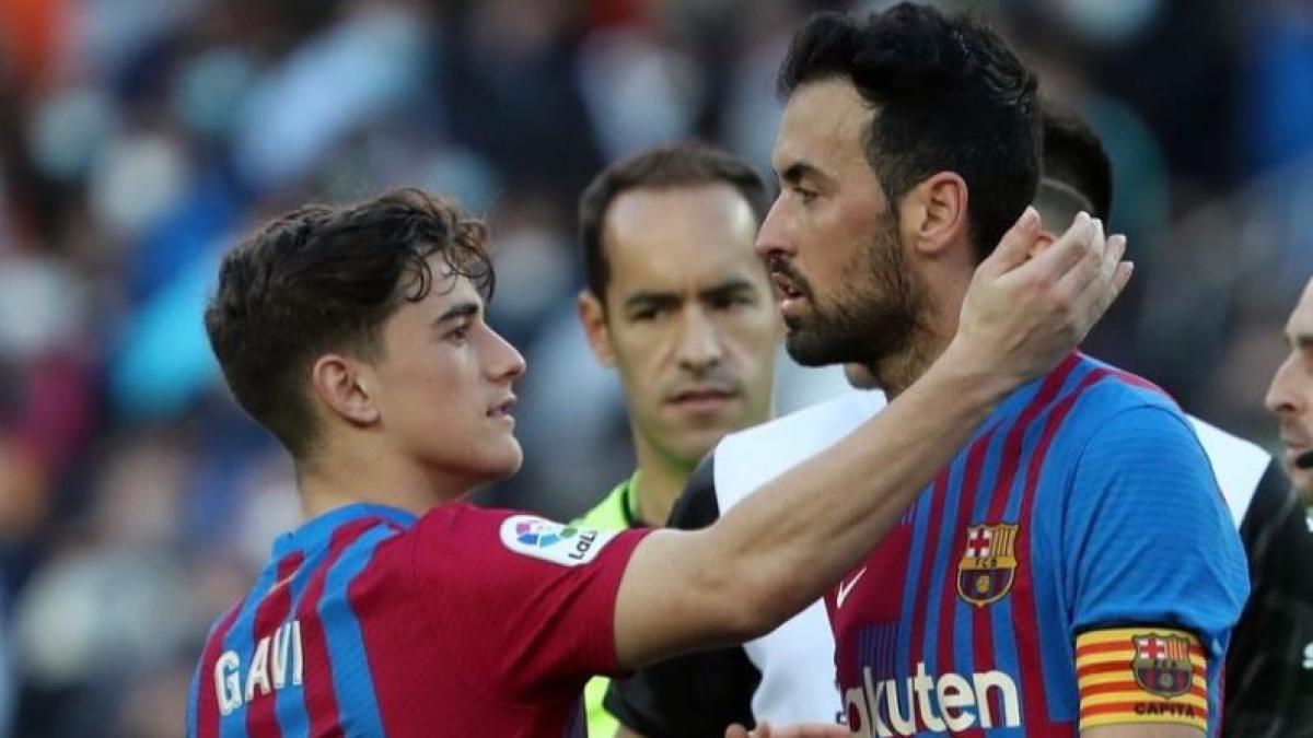 Gavi ya se ejercita en la Ciutat Esportiva y reaparece con un cariñoso mensaje a Busquets