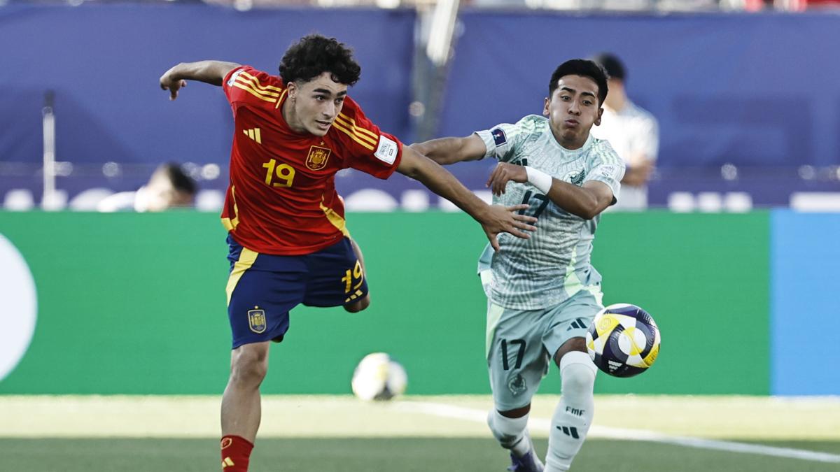 España solo saca un empate ante México pero se mantiene con vida