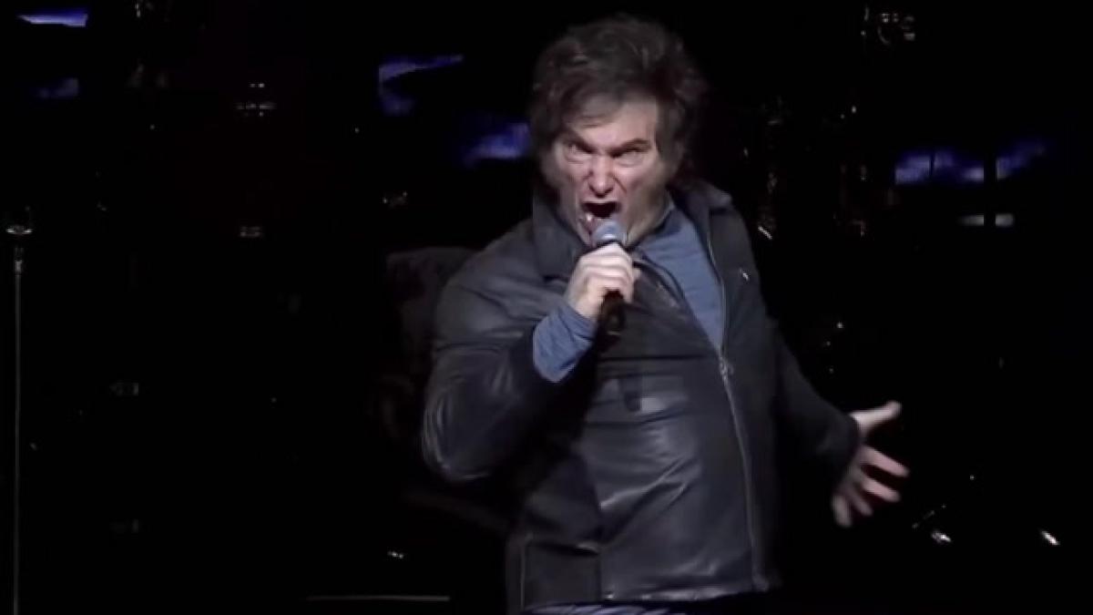 La insólita imagen de Milei, presidente de Argentina, cantando rock en Buenos Aires