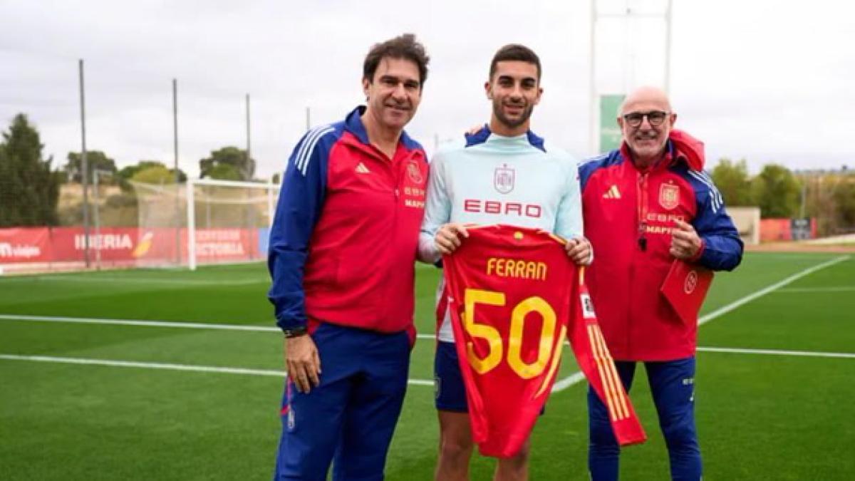 Homenaje a Ferran Torres en la vuelta al trabajo de la selección en Las Rozas