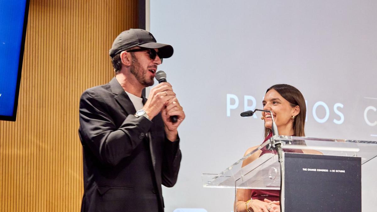 El artista urbano TVBoy da voz al deporte femenino con el trofeo oficial de The Change