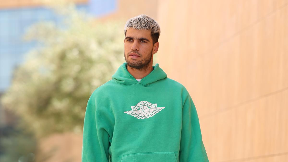 Carlos Alcaraz impone estilo con Louis Vuitton en el Six Kings Slam 2025