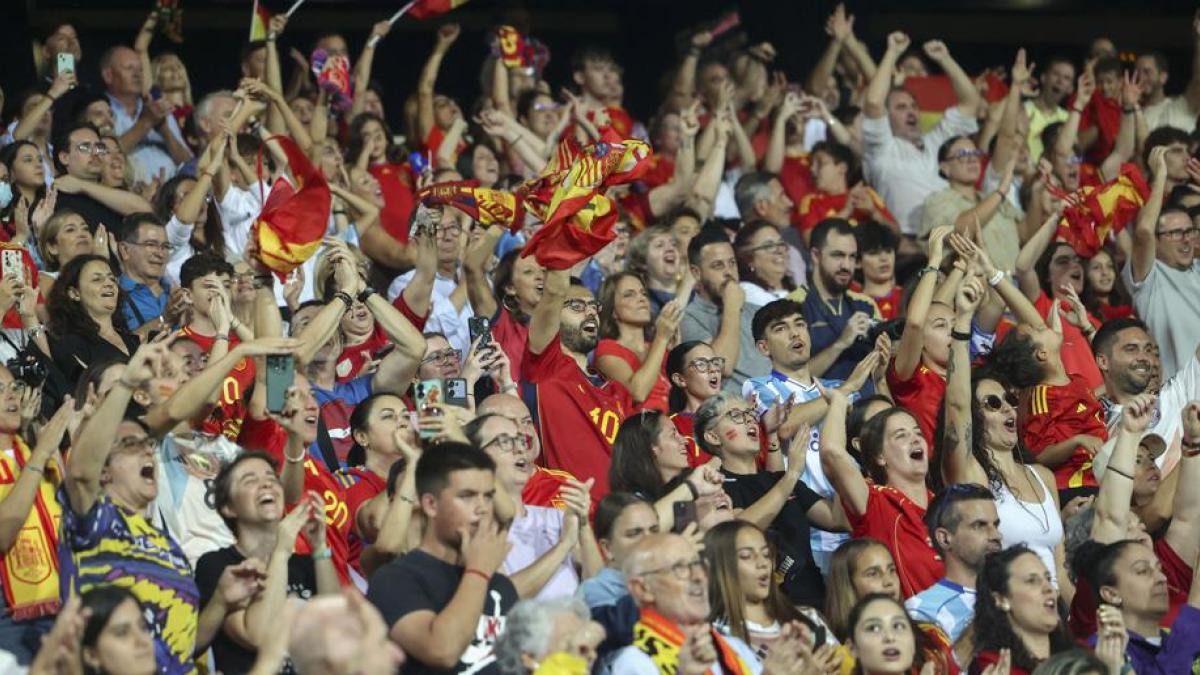 La Roja contagia su alegría en La Rosaleda