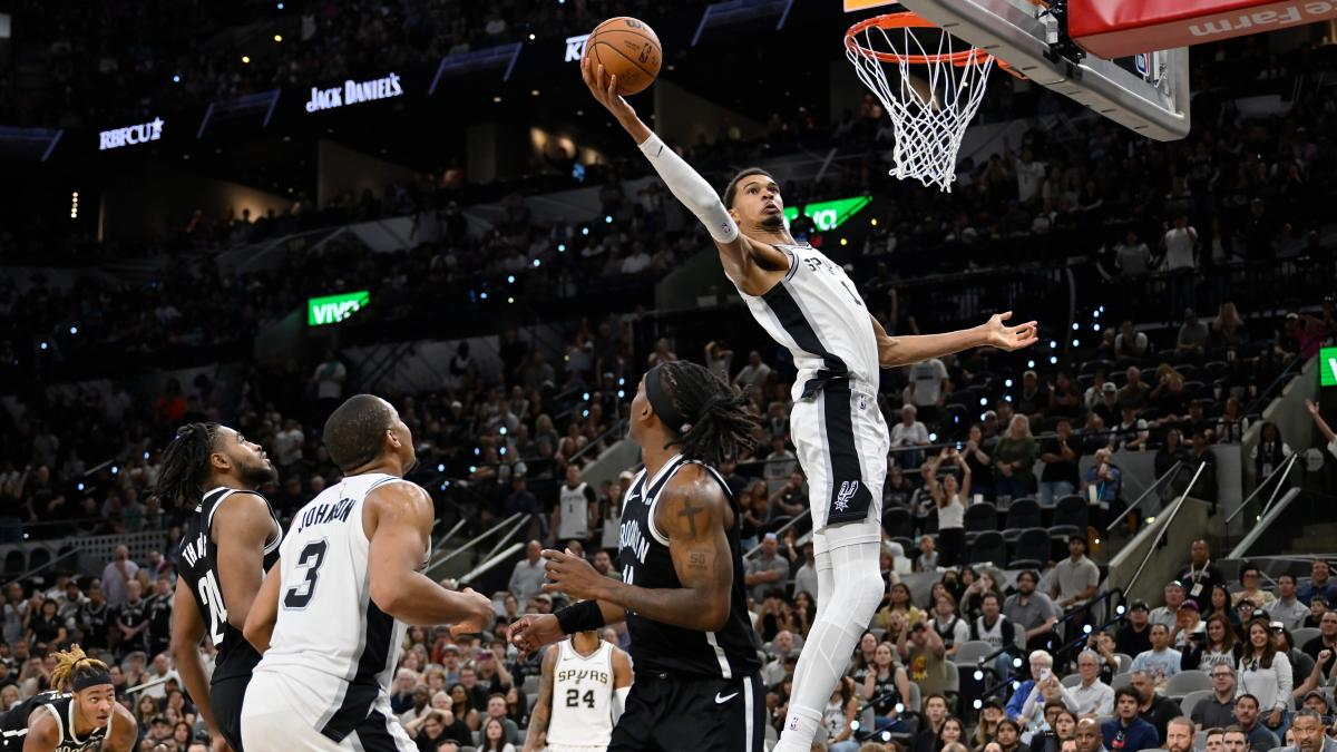 Wembanyama no deja de sorprender: recital de puntos y tapones y la NBA no da crédito