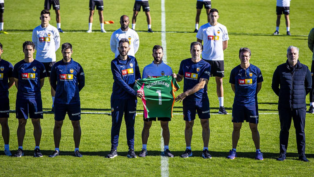 Todo el Valencia guarda un emotivo minuto de silencio por Ochotorena