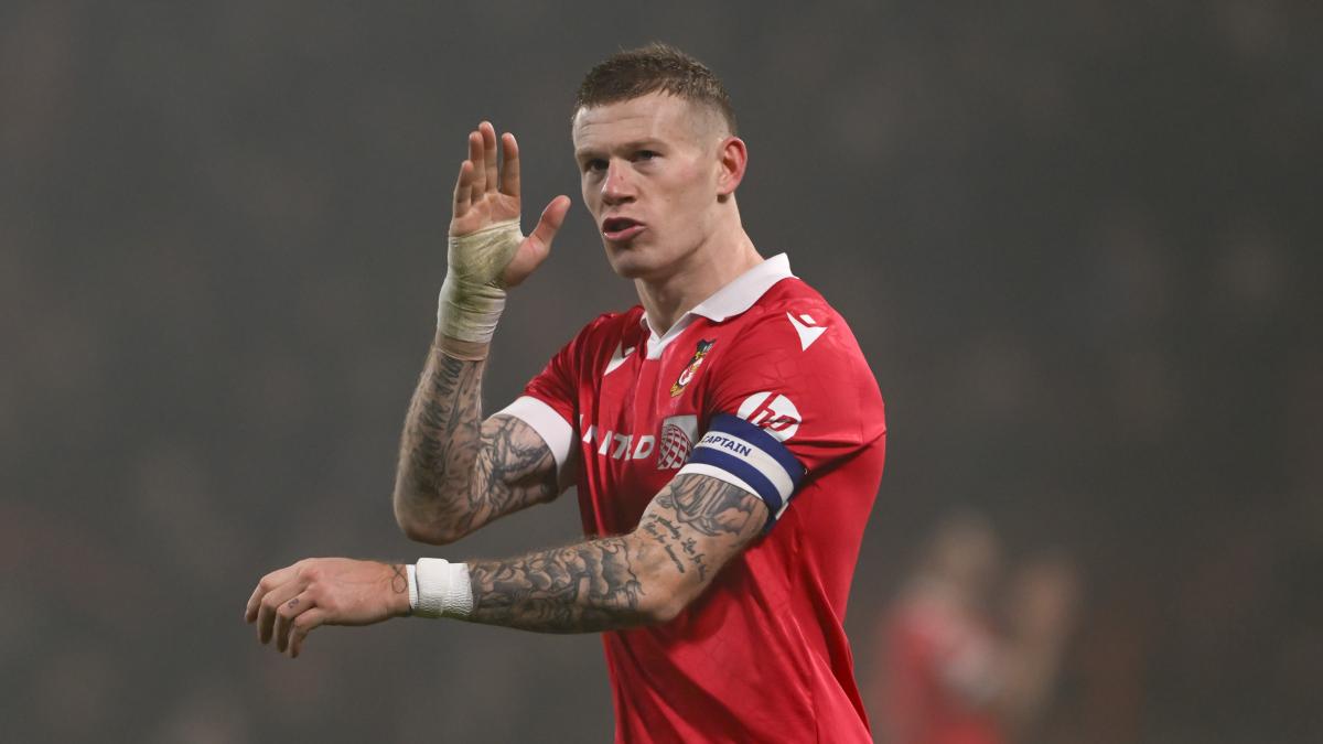 Un futbolista del Wrexham pegó un puñetazo a un aficionado rival en un parking