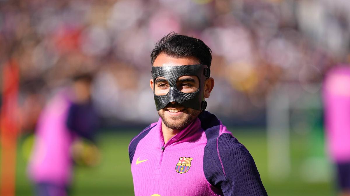 Eric Garcia se prueba con la máscara