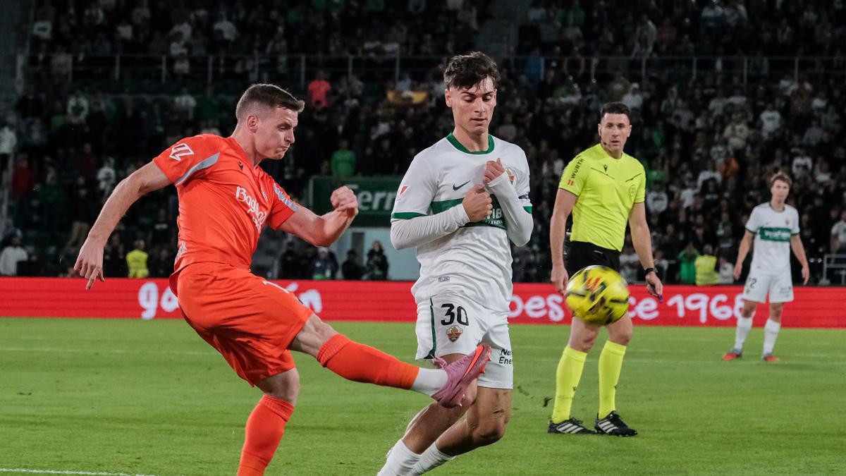 Movimiento de última hora del Atlético por un jugador del Elche tras enfriarse Marcos Leonardo