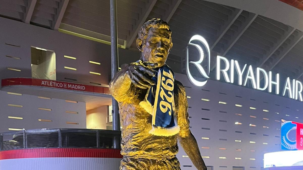 El detalle que dejó el Oviedo en la estatua de Luis Aragonés