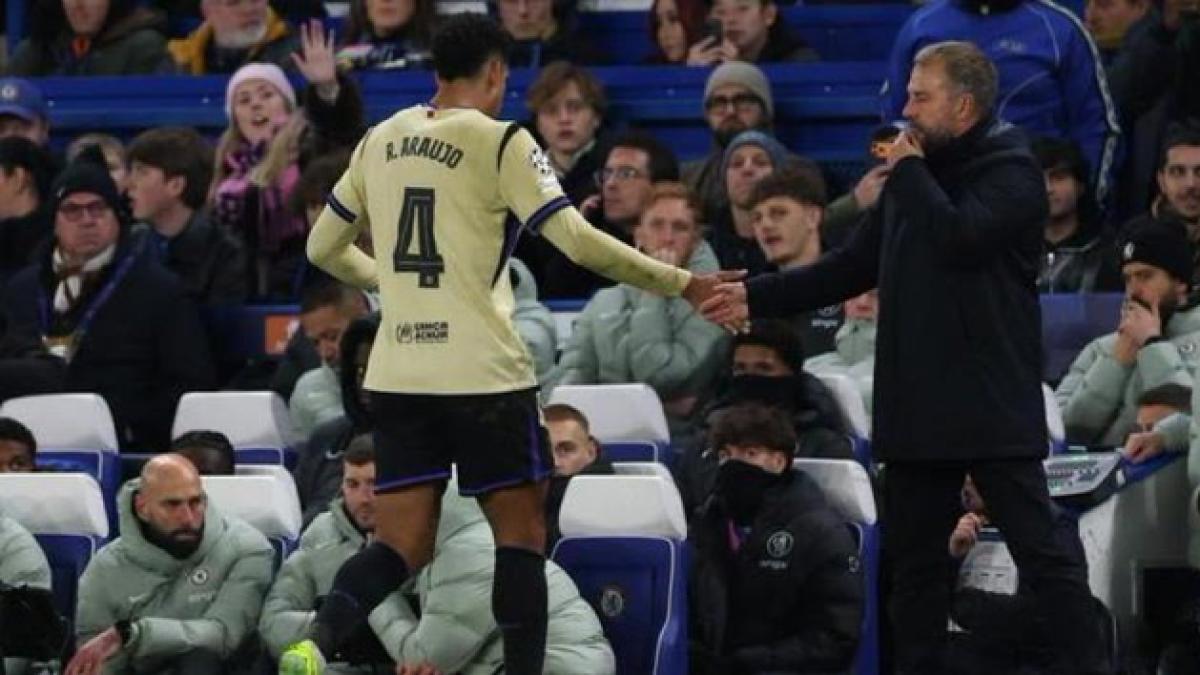 Flick atribuye la situación de Araujo a un tema privado y dice que no está para jugar