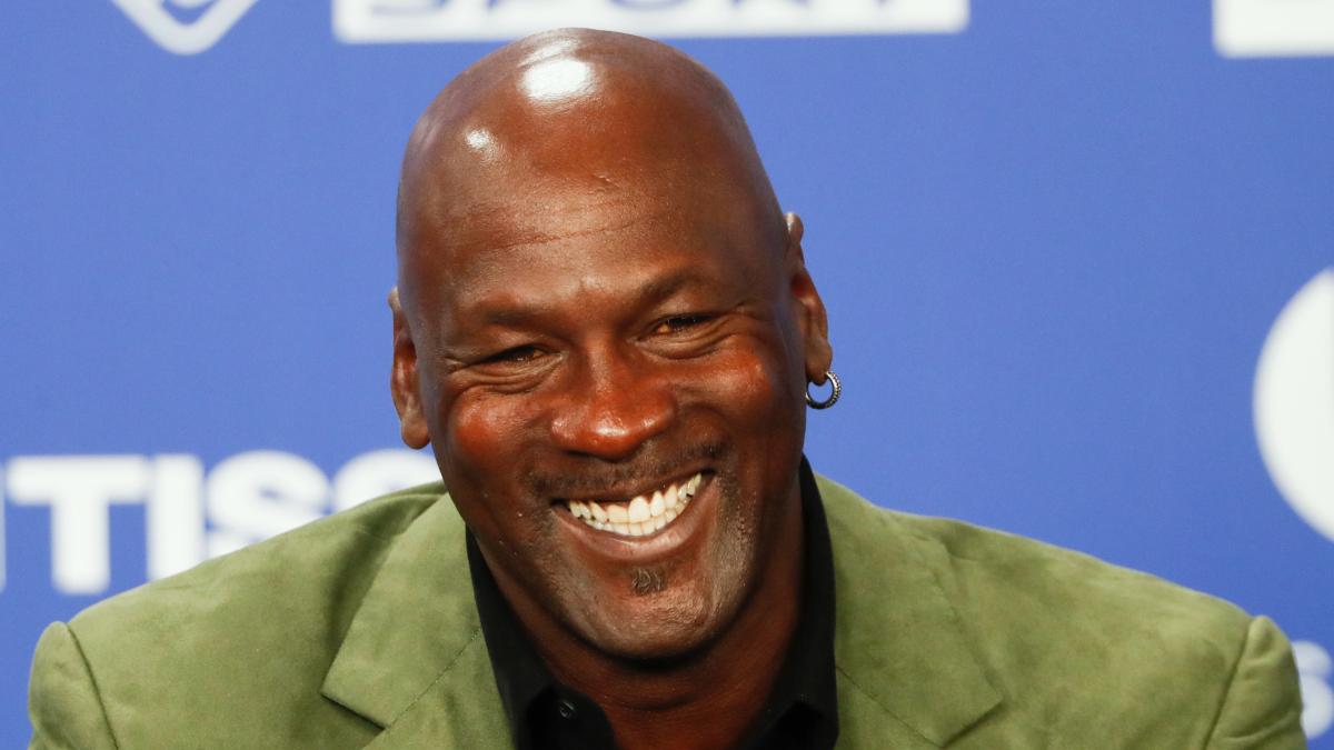 Jordan, leyenda de la NBA: ‘‘Tenía una cláusula por amor al juego. Si conducía por la calle y veía un partido de baloncesto al lado de la carretera, podía ir a jugarlo y, si me lesionaba, mi salario estaba garantizado’’