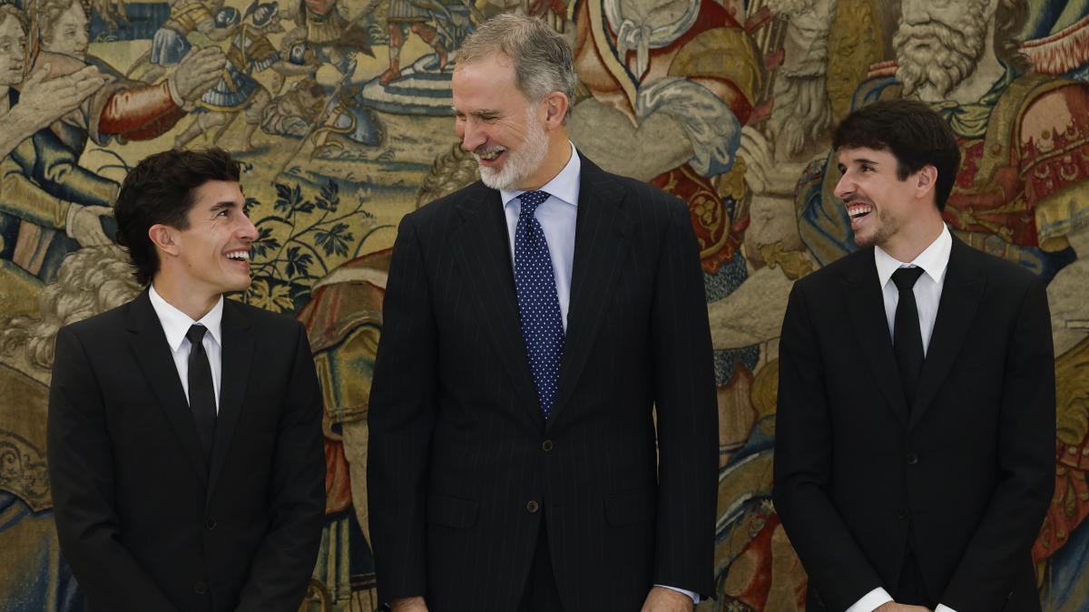 Felipe VI, del Felicitats a Marc y Alex Márquez, al Qué raro veros así, de traje diez años después