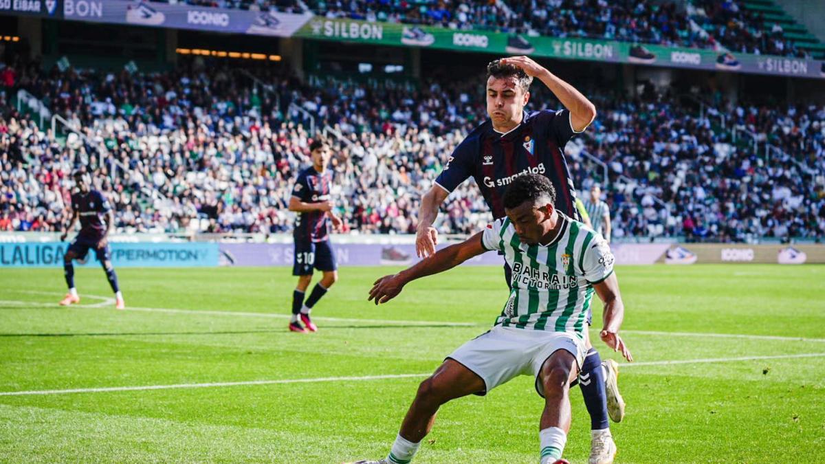 El Córdoba se estrella contra la madera y la resistencia del Eibar
