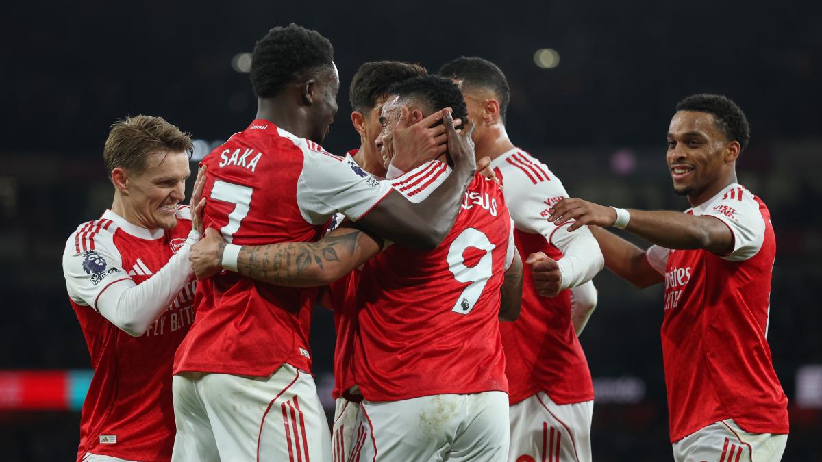 El líder Arsenal gana al colista Wolves con dos autogoles y en el añadido