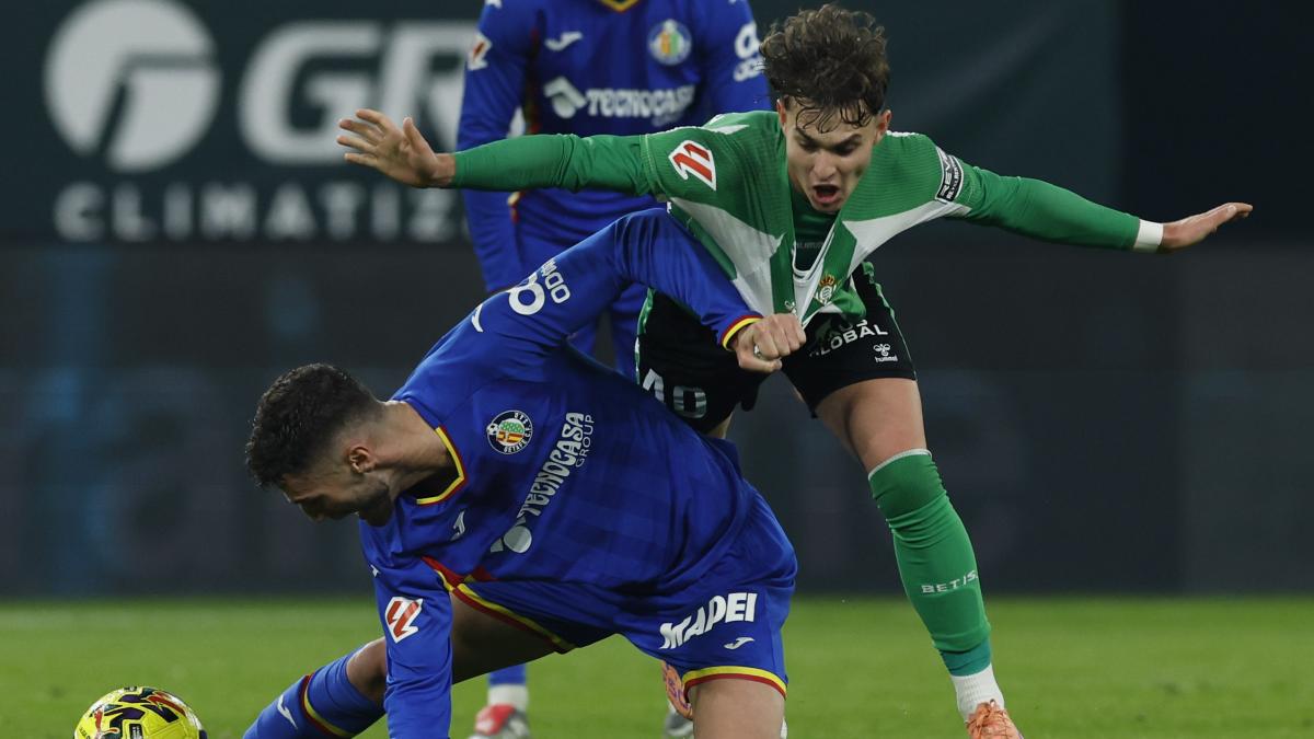 Pellegrini recupera a Ángel Ortiz ante el Villarreal