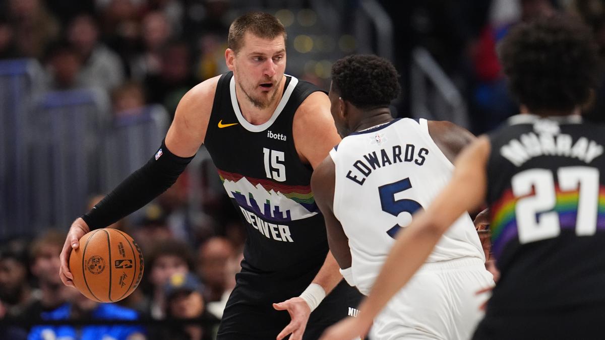 Jokic firma un histórico triple-doble en el triunfo de los Nuggets en la prórroga