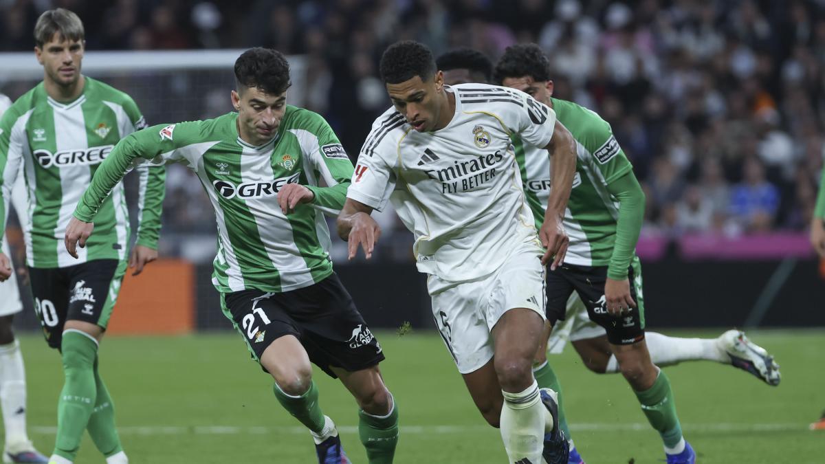 La curiosa pregunta de Bellingham al cuarto árbitro en el Real Madrid-Betis