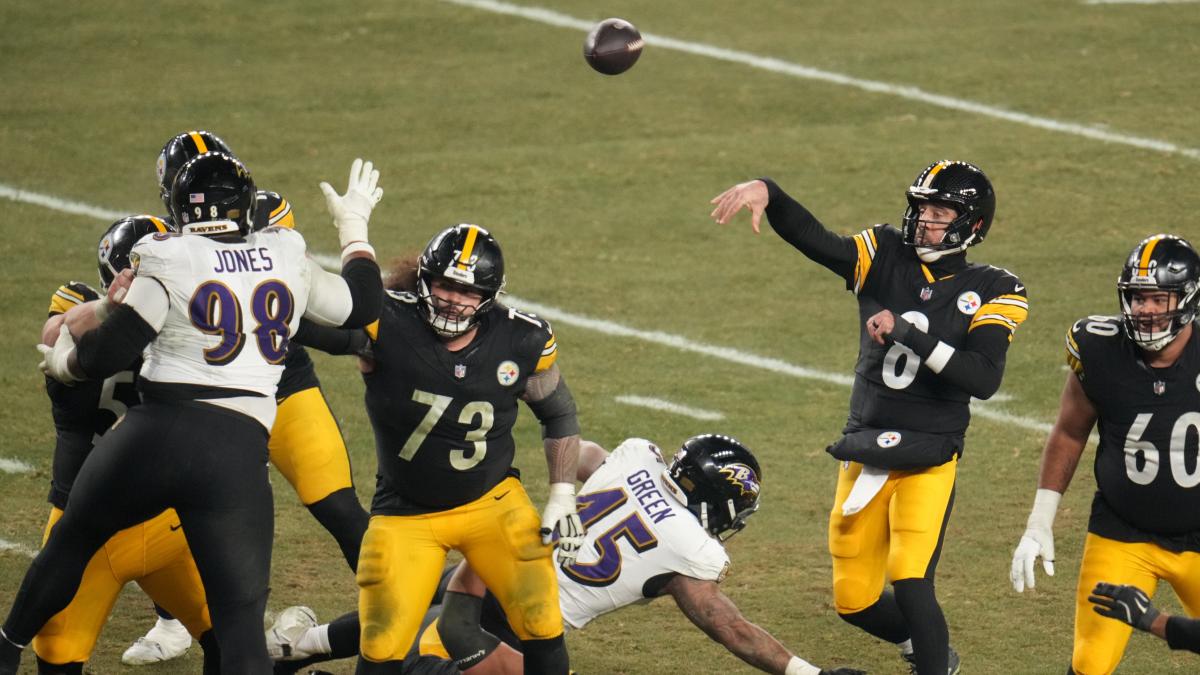 Rodgers mete a los Steelers en los playoff en un final dramático para los Ravens
