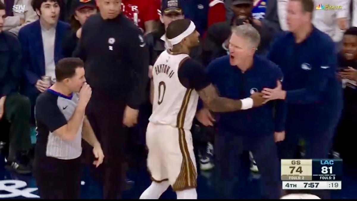 Le caerá un buen paquete: ¡se vuelve loco y sale del banquillo a por el árbitro!