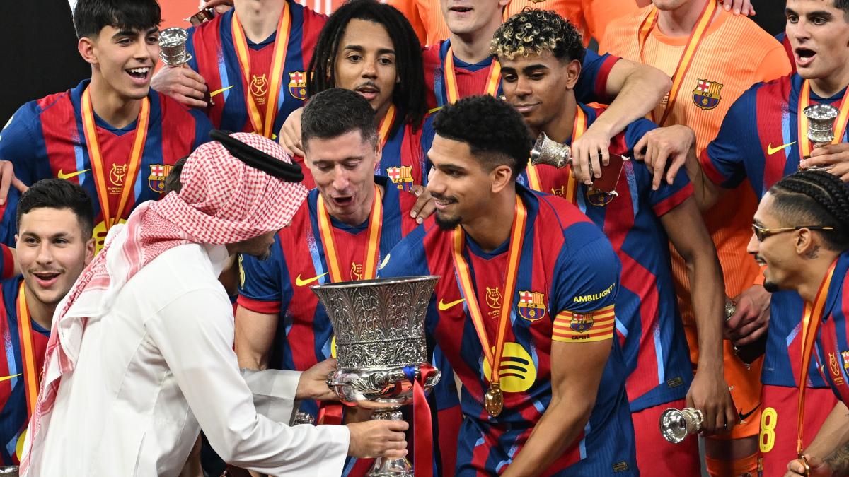 Cariñoso insulto de Florentino a Lewandowski y Laporta se declara a Araujo