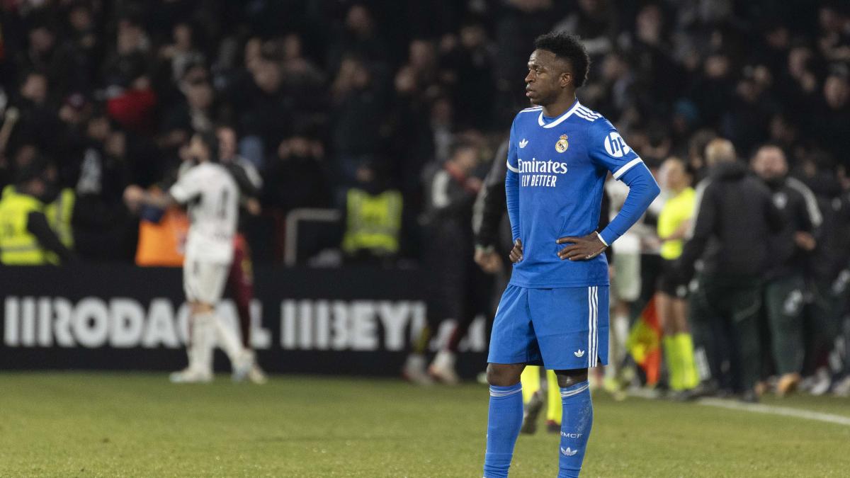 La Policía localiza a quien lanzó una piel de plátano a Vinicius en el Albacete-Real Madrid