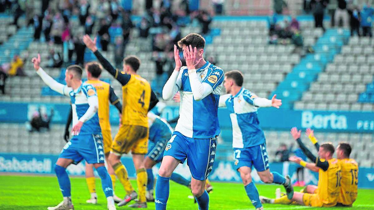 El Sabadell pincha en casa, al igual que su más directo rival