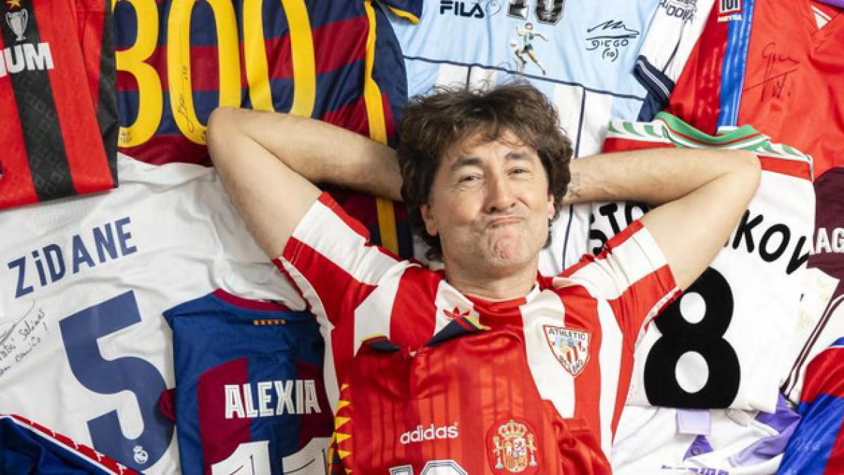 Más de cuarenta años de fútbol guardados en camisetas: el tesoro personal de Patxi Salinas