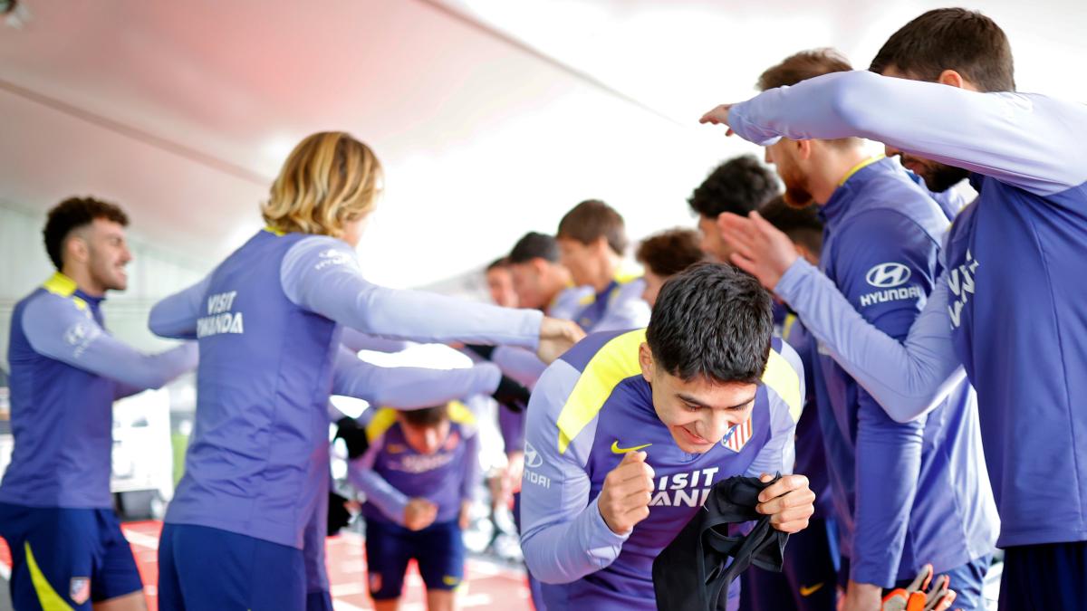 Recibimiento especial para los fichajes, con Julián y Griezmann como anfitriones