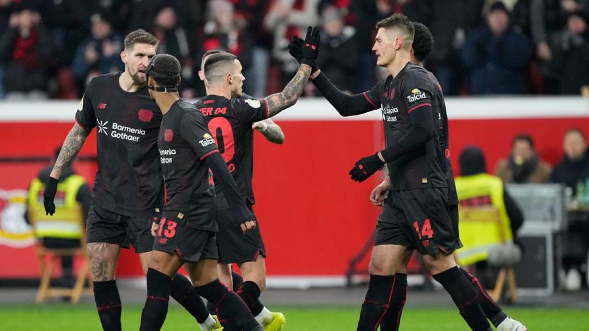 3-0: El Bayer Leverkusen, a semis con protagonismo de Aleix García y Grimaldo