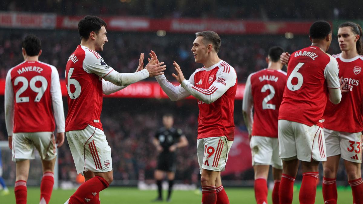 El líder Arsenal golea al Sunderland y presiona al City de Guardiola