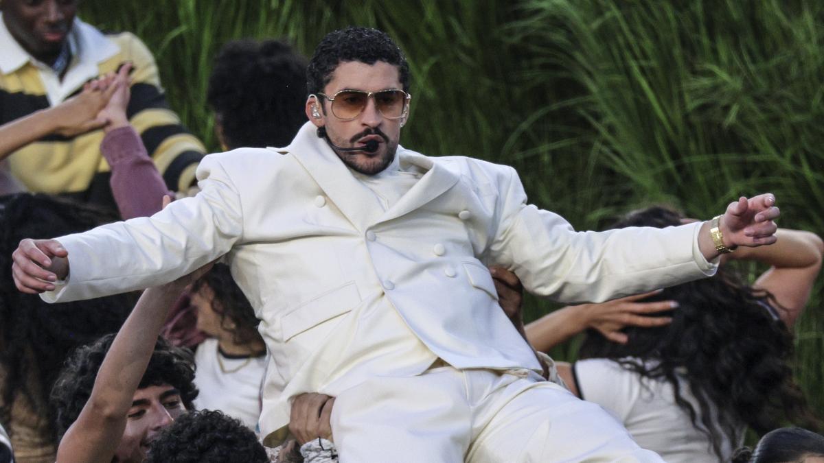 Zara vistió a Bad Bunny para el espectáculo de la Super Bowl