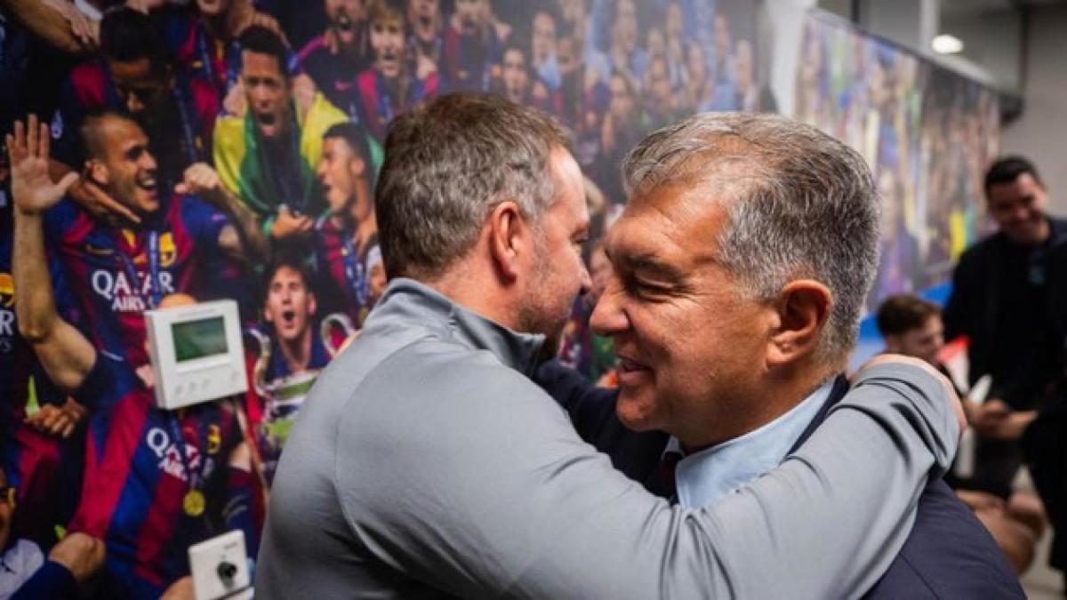 Laporta se despide de Flick y de los jugadores en la Ciutat Esportiva