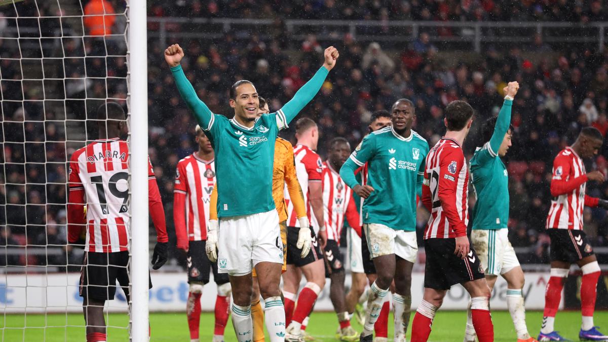 El Liverpool respira gracias a un gol de Van Dijk