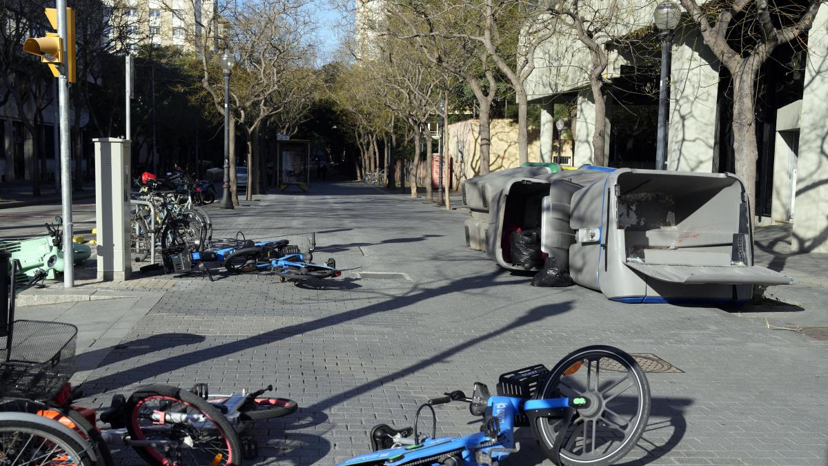 Destrozos en Barcelona en plena alerta roja por el fuerte viento: así ha quedado la ciudad